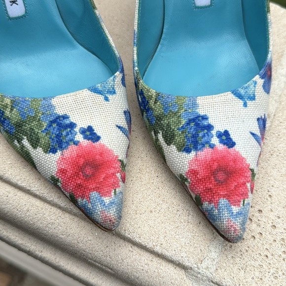 Fabulous Manila Blahnik spring and summer heels. Blue and pink floral pattern. - Picture 3 of 5